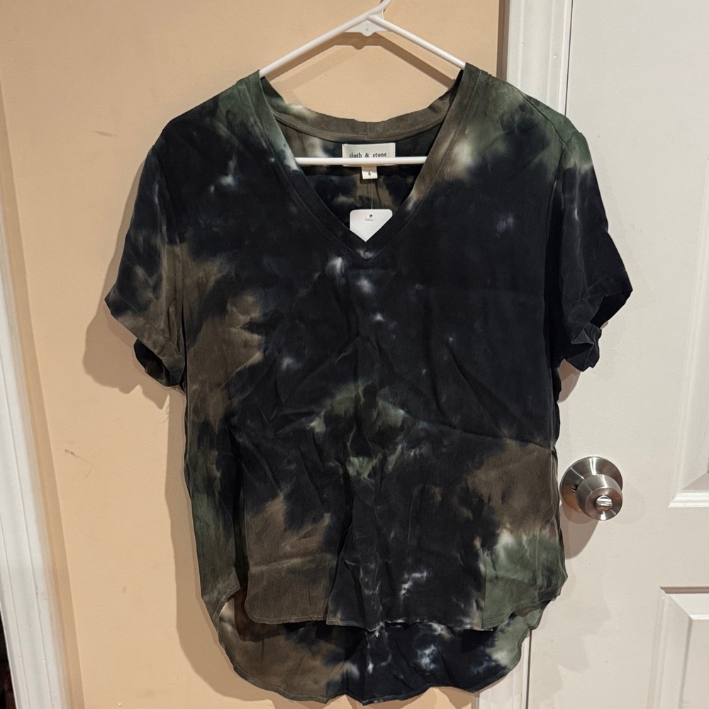 Cloth & Stone V-Neck Short Sleeve Tee in Black and Green Tie-Dye